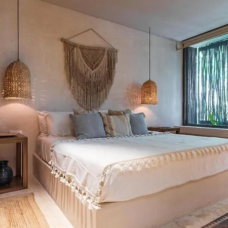 Apartment 3 Bed Sleeps 6 - Private Pool & Hot Tub *
