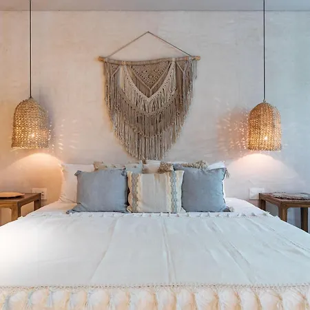 3 Bed Sleeps 6 - Private Pool & Hot Tub Apartment