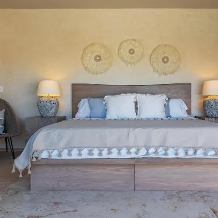 3 Bed Sleeps 6 - Private Pool & Hot Tub Apartment