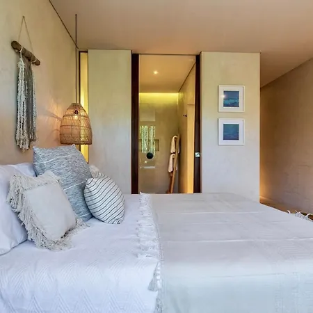 3 Bed Sleeps 6 - Private Pool & Hot Tub Apartment