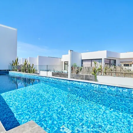 Luxury 2 Story Penthouse With Private Pool, Gym & Rooftop Apartment *