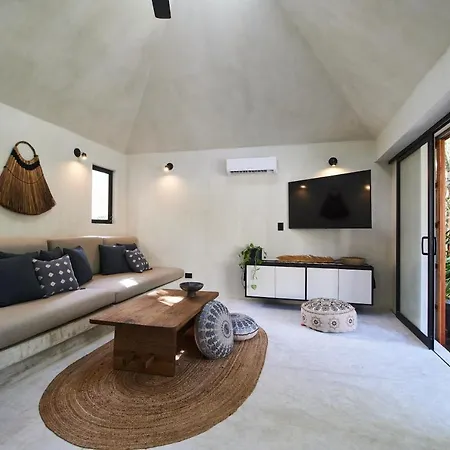 Exclusive & Private In With An Authentic Design, Private Patio, Swimming Pool & Hammocks Holiday home *