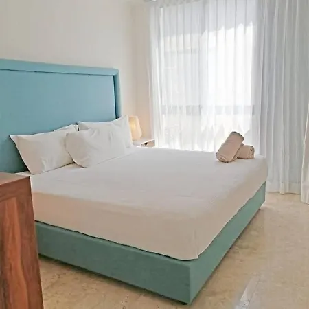 Spacious 3 Bed Penthouse With Rooftop And Gym *