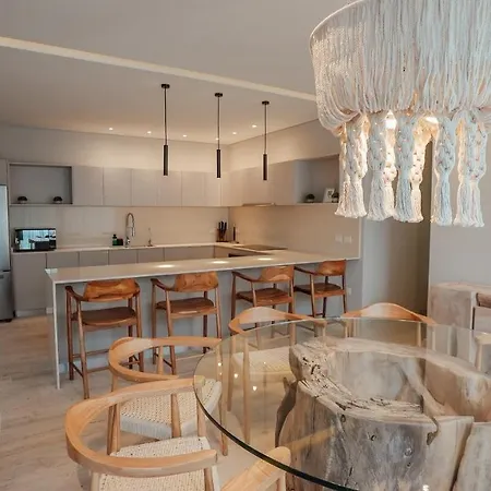 Exclusive And Stunning 3 Bd Jungle View Flat In Apartment *