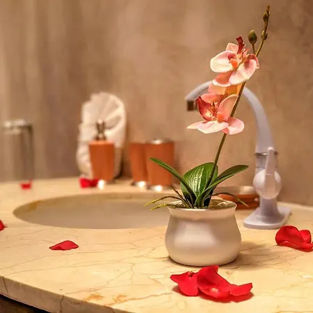 Stunning 6 Private Villas & Ph /Wifi/Ac/Pool/Gym.