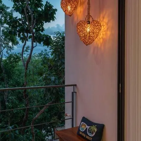 Frida's Artsy With Own Mural, Outdoor Tub & Rooftop Pool Apartment *