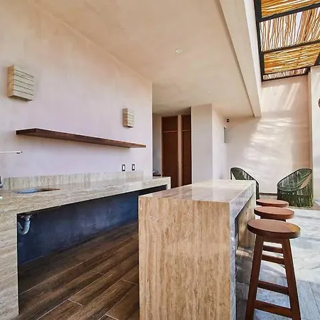 Frida's Artsy With Own Mural, Outdoor Tub & Rooftop Pool Apartment