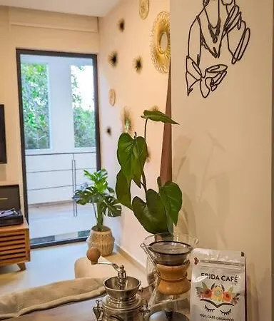 Frida's Artsy With Own Mural, Outdoor Tub & Rooftop Pool Apartment *