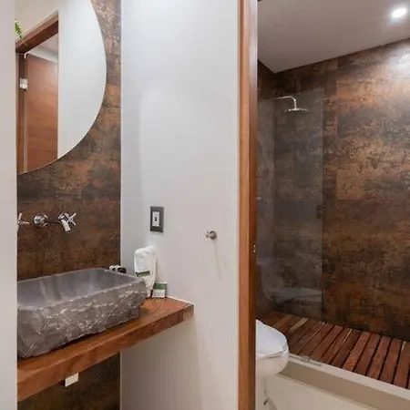 Frida's Artsy With Own Mural, Outdoor Tub & Rooftop Pool Apartment