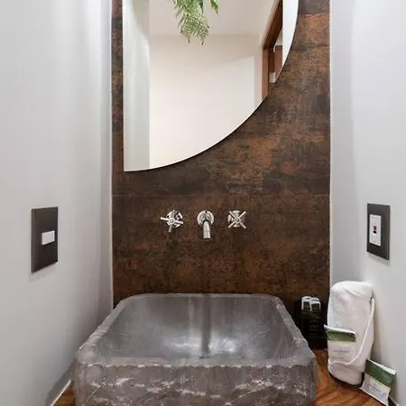 Frida's Artsy With Own Mural, Outdoor Tub & Rooftop Pool Apartment