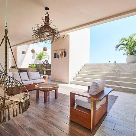 Frida's Artsy With Own Mural, Outdoor Tub & Rooftop Pool Apartment *