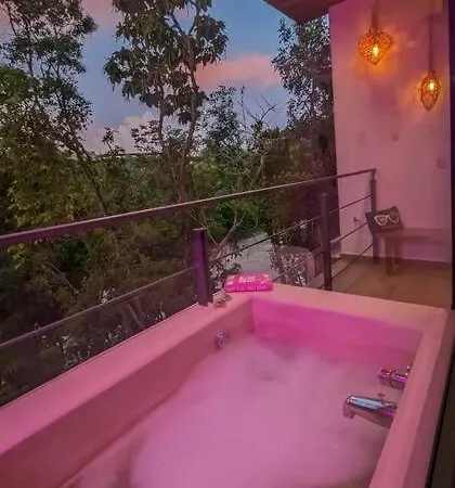 Frida's Artsy With Own Mural, Outdoor Tub & Rooftop Pool Apartment *