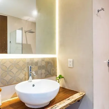 Amazing Rooftop 2br 2bathroom Apartment *