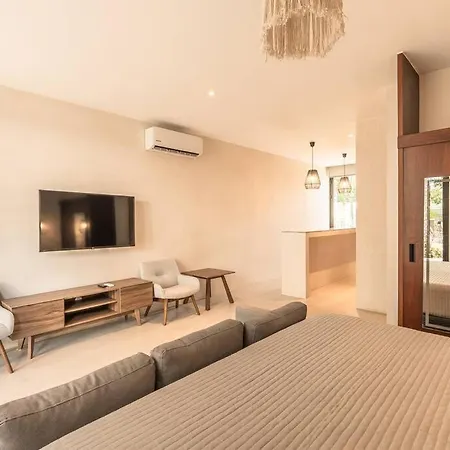 Cozy Studio, Pool, Great Location