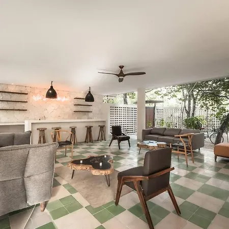 Cozy Studio, Pool, Great Location *