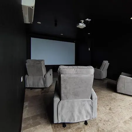Comfy 2 Pools, Gym, Great Location Apartment *