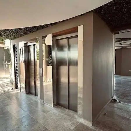 Comfy 2 Pools, Gym, Great Location Apartment