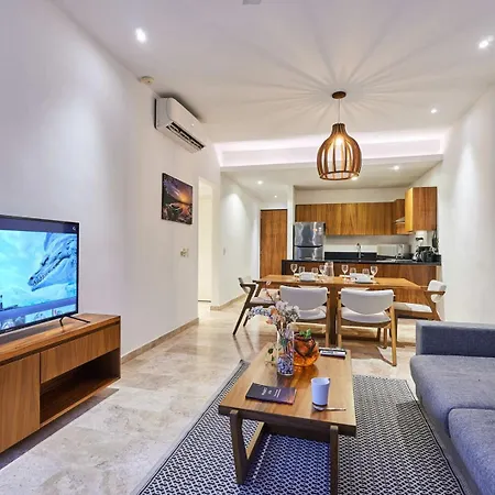 Chic In With Private Balcony Pool Shared Lounge Area & Gym Apartment *