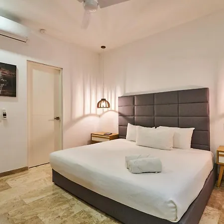 Chic In With Private Balcony Pool Shared Lounge Area & Gym *