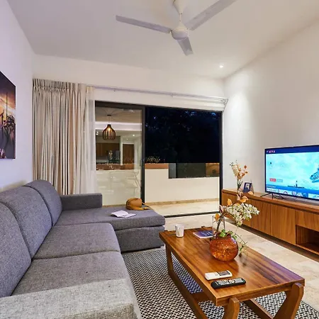 Chic In With Private Balcony Pool Shared Lounge Area & Gym