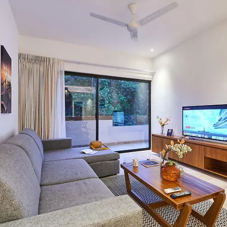 Chic In With Private Balcony Pool Shared Lounge Area & Gym Apartment *