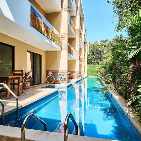 Chic In With Private Balcony Pool Shared Lounge Area & Gym Apartment *