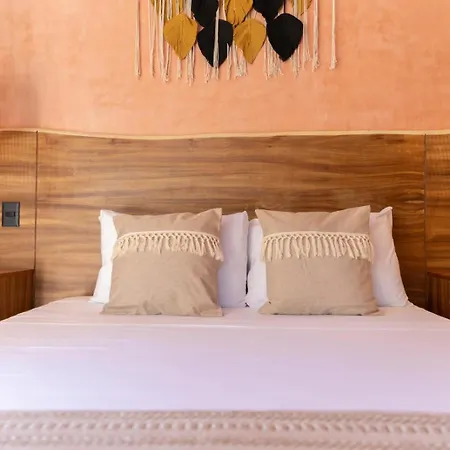 Villa Primrose Jungle Paradise Villa, 3brd, Island Shower, 2 Private Pools, Gourmet Dining & 24hr Security *