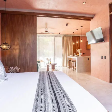 Primrose Jungle Paradise Villa, 3brd, Island Shower, 2 Private Pools, Gourmet Dining & 24hr Security