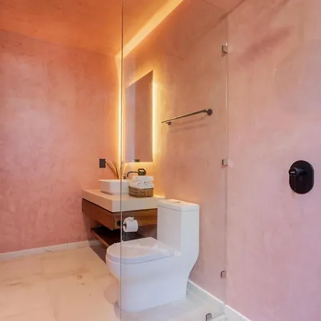 Primrose Jungle Paradise Villa, 3brd, Island Shower, 2 Private Pools, Gourmet Dining & 24hr Security