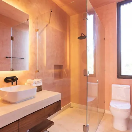 Primrose Jungle Paradise Villa, 3brd, Island Shower, 2 Private Pools, Gourmet Dining & 24hr Security
