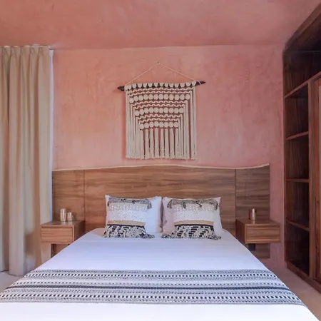 Primrose Jungle Paradise Villa, 3brd, Island Shower, 2 Private Pools, Gourmet Dining & 24hr Security *