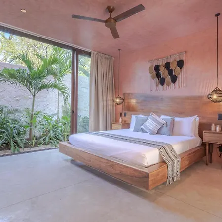 Primrose Jungle Paradise Villa, 3brd, Island Shower, 2 Private Pools, Gourmet Dining & 24hr Security