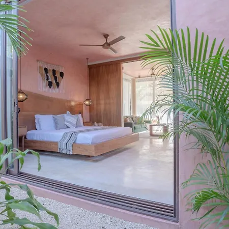 Primrose Jungle Paradise Villa, 3brd, Island Shower, 2 Private Pools, Gourmet Dining & 24hr Security *