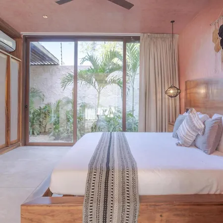 Villa Primrose Jungle Paradise Villa, 3brd, Island Shower, 2 Private Pools, Gourmet Dining & 24hr Security *