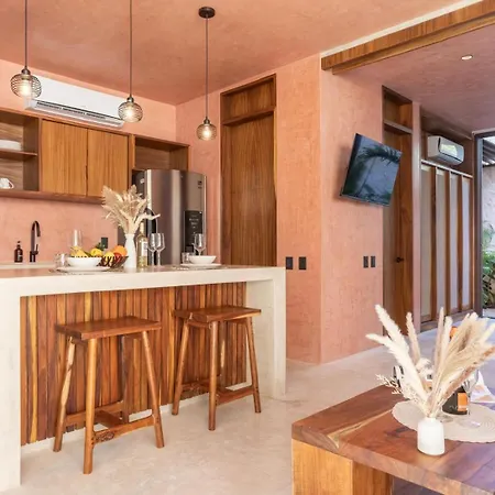 Primrose Jungle Paradise Villa, 3brd, Island Shower, 2 Private Pools, Gourmet Dining & 24hr Security Villa