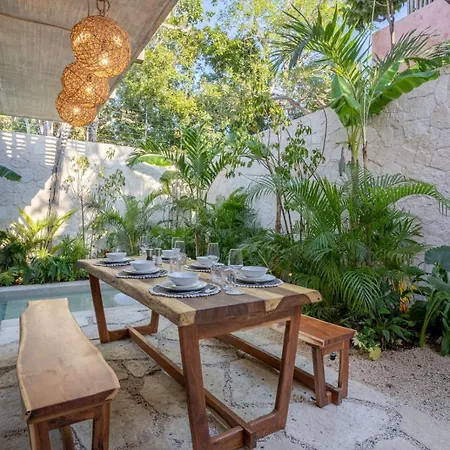 Primrose Jungle Paradise Villa, 3brd, Island Shower, 2 Private Pools, Gourmet Dining & 24hr Security *