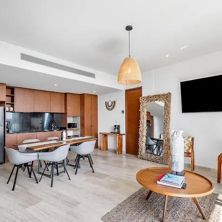 Lux Private Rooftop Pool With World Class Amenities