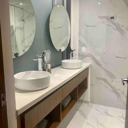 Mistiq Hideaway Apartment *