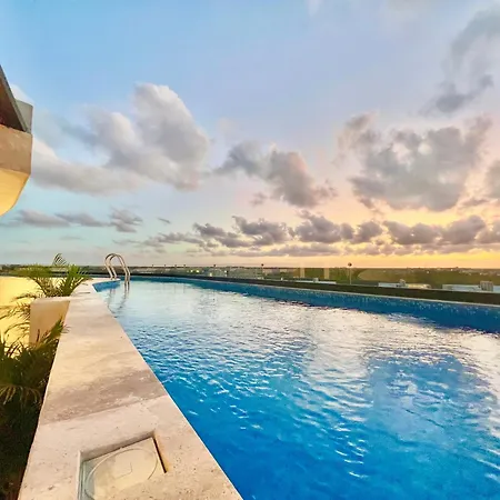Rooftop Oasis: Urban Retreat With Infinity Pool & Private Terrace