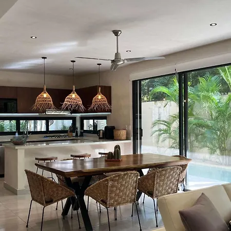 Elegant With Private Pool And Bbq Patio