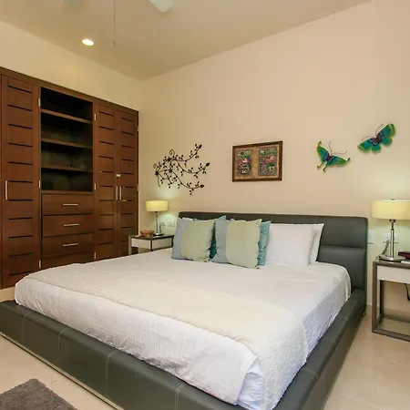 Luzera - With Ample Private Roof & Jacuzzi & Bbq