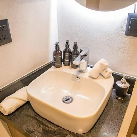 1 Bedroom In Downtown Walking Distance From Bars