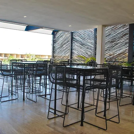 New Chic With Rooftop Pool