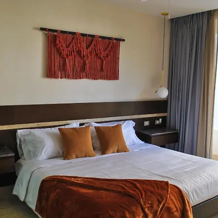 New Chic With Rooftop Pool Apartment