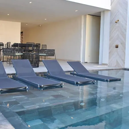 New Chic With Rooftop Pool *