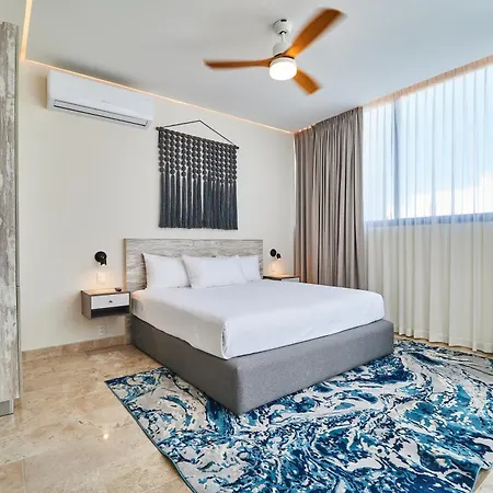 Luxury 2 Story Penthouse With Private Pool, Gym & Rooftop Apartment *