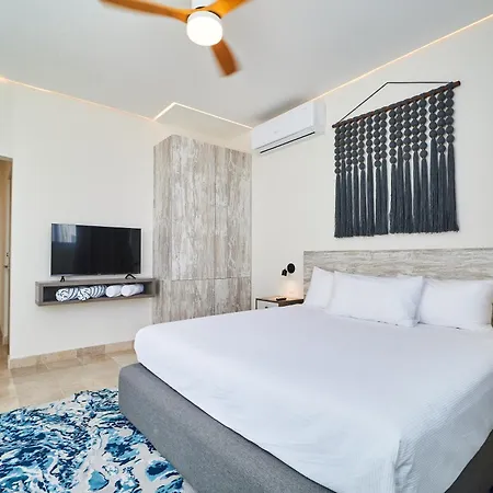 Apartment Luxury 2 Story Penthouse With Private Pool, Gym & Rooftop