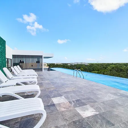 Luxury 2 Story Penthouse With Private Pool, Gym & Rooftop *