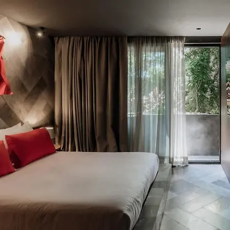 Barneys Ny Red With Pool Apartment