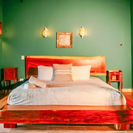 Apartment Cozy And Chic Escape Poolside Retreat King Bed